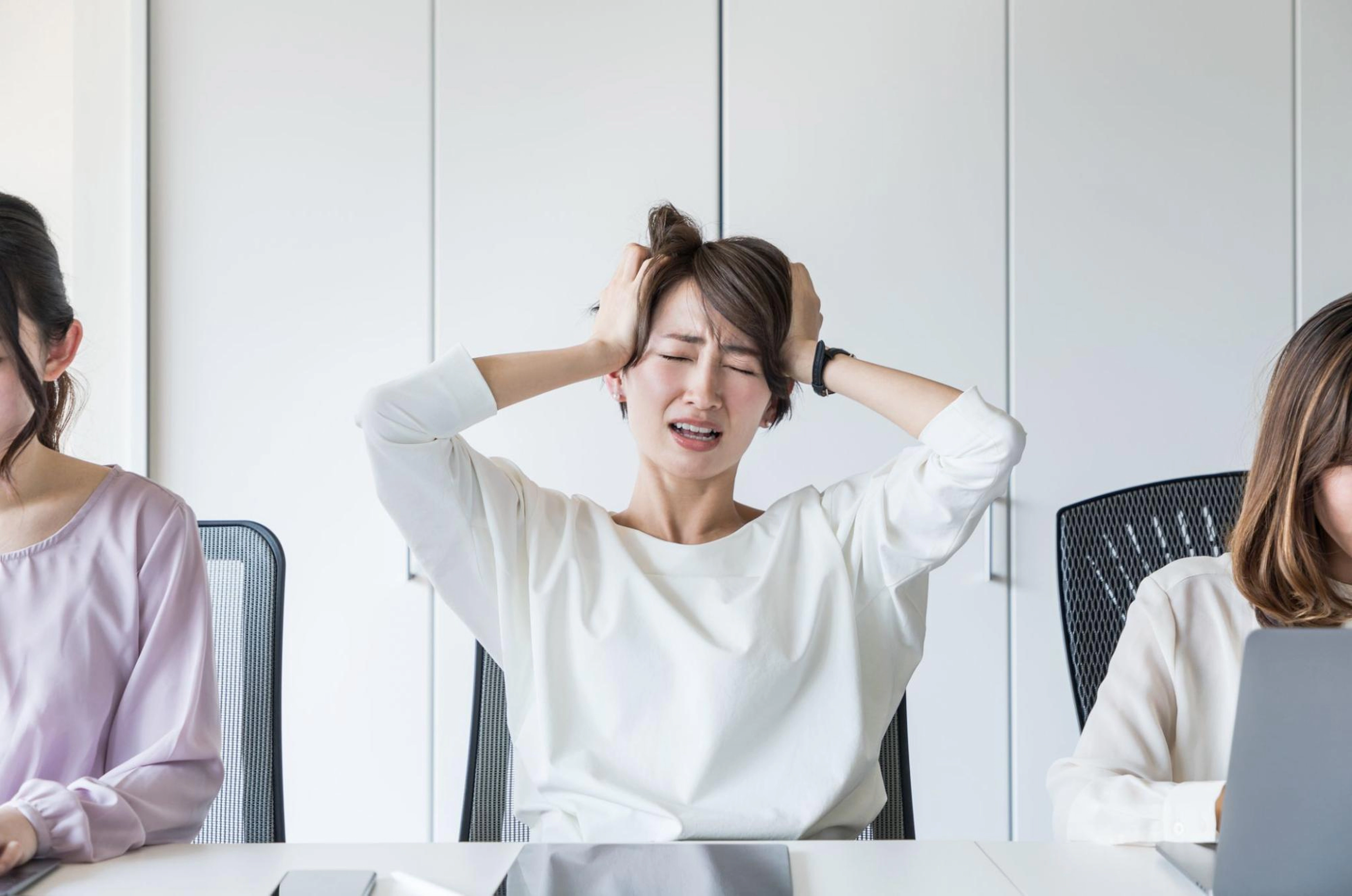 PMSが理解されない悩みを解消!職場や夫との関係に支障を出さない