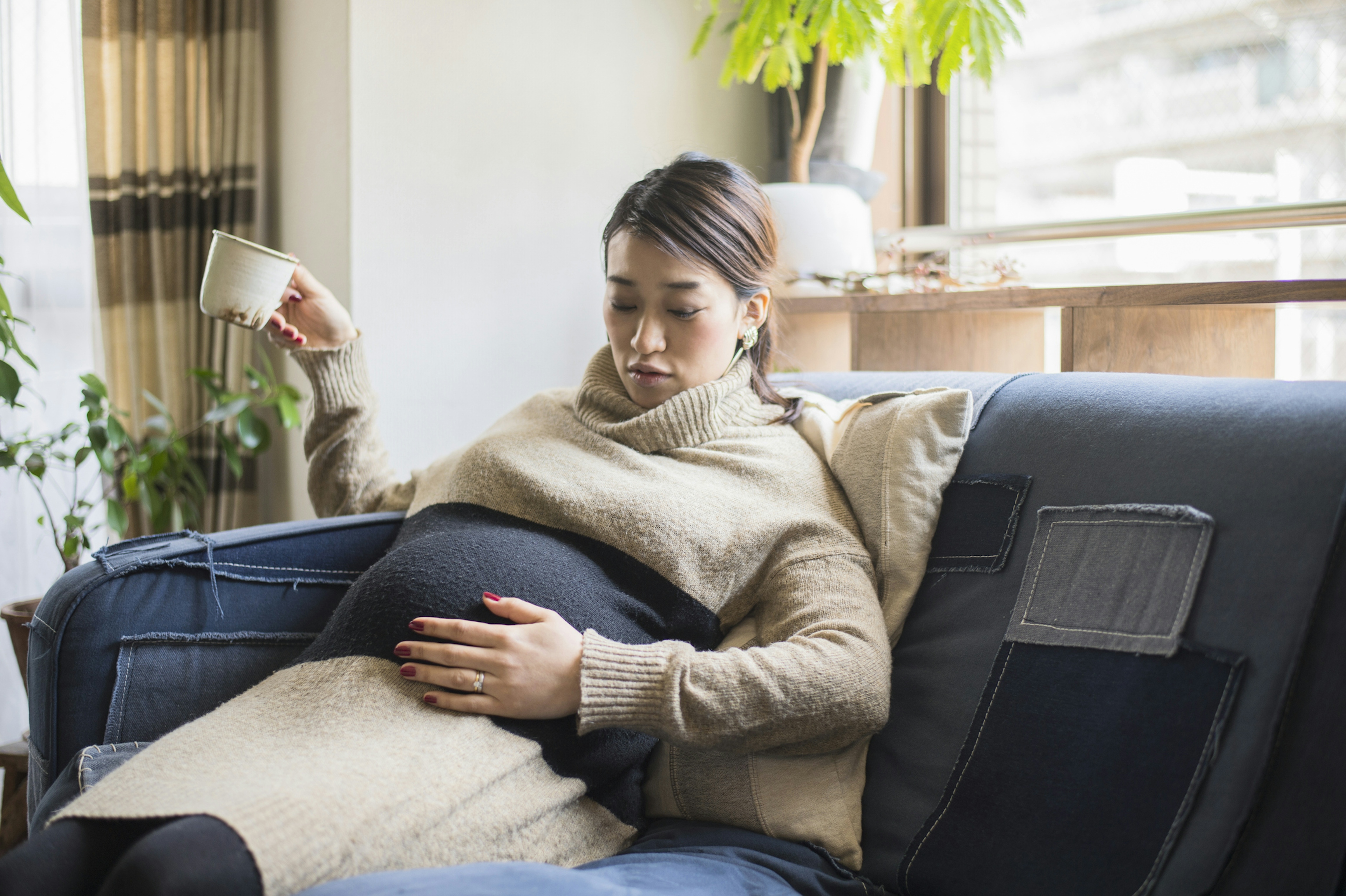 臨月のお腹に起こる変化とは？張り・下がるサインと症状、過ごし方を解説