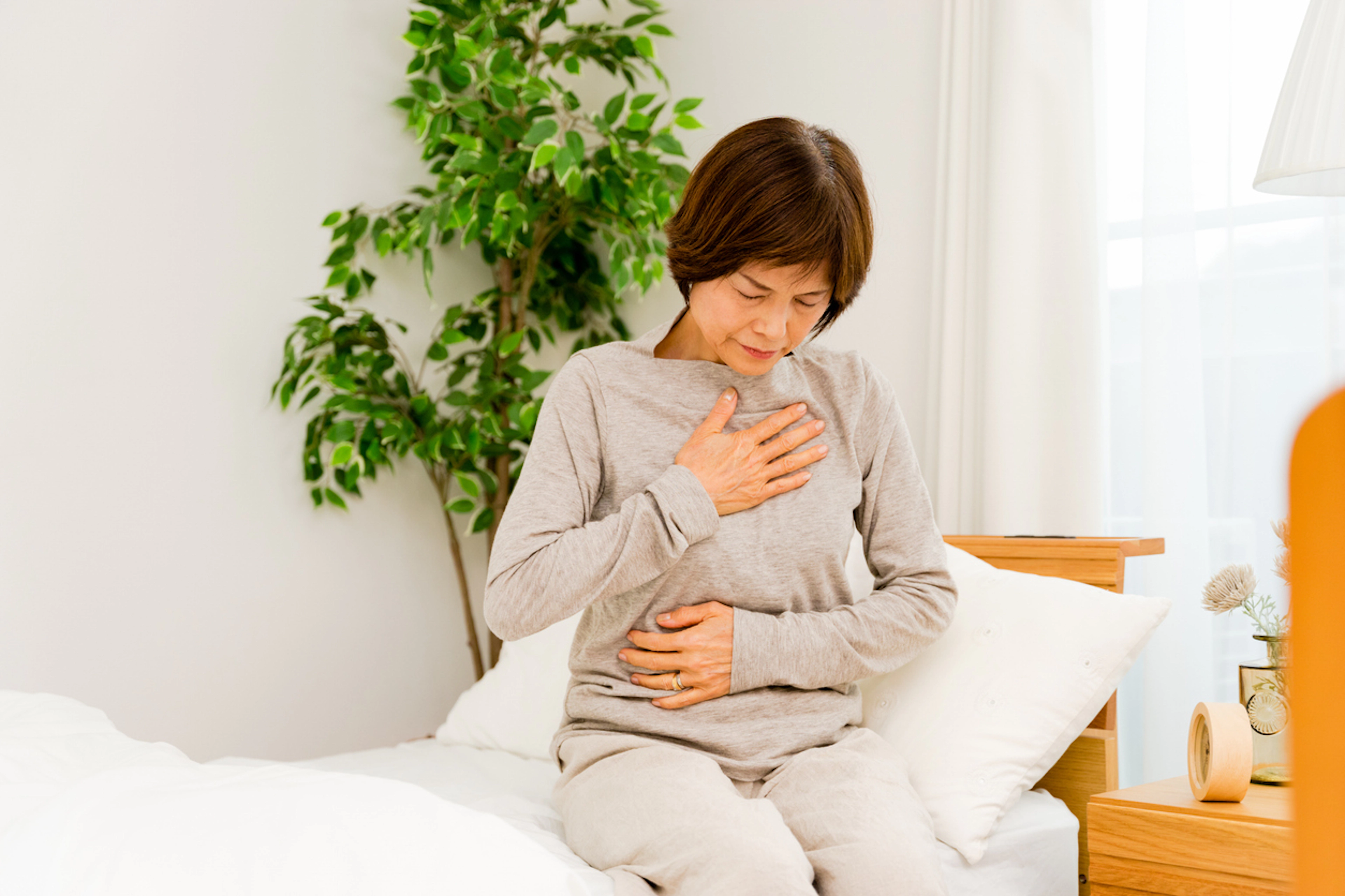 更年期の動悸(どうき)はいつまで続く?原因や対処法をわかりやすく紹介