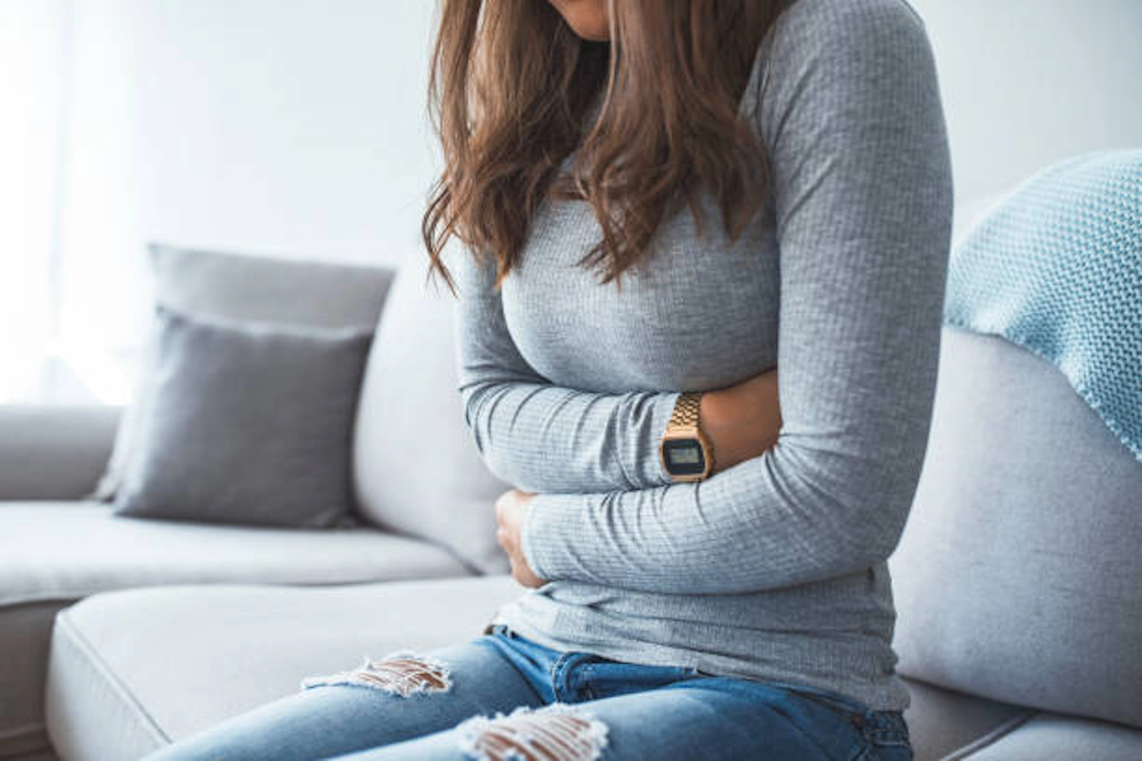 妊娠初期に腹痛が起こる原因│病院に相談したほうがいいサインを解説