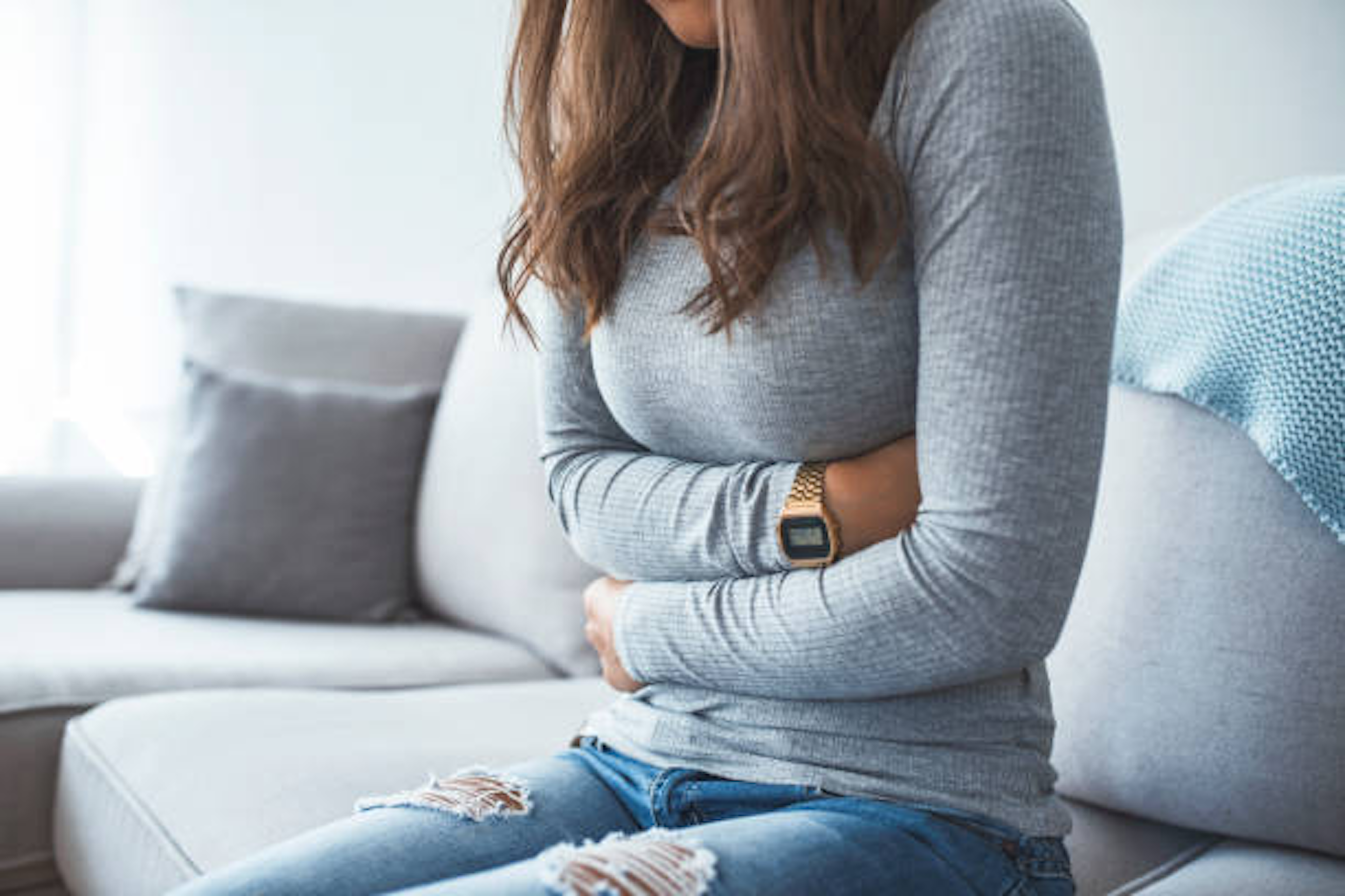 妊娠初期に腹痛が起こる原因は？注意したほうが良いケースや対処法について解説