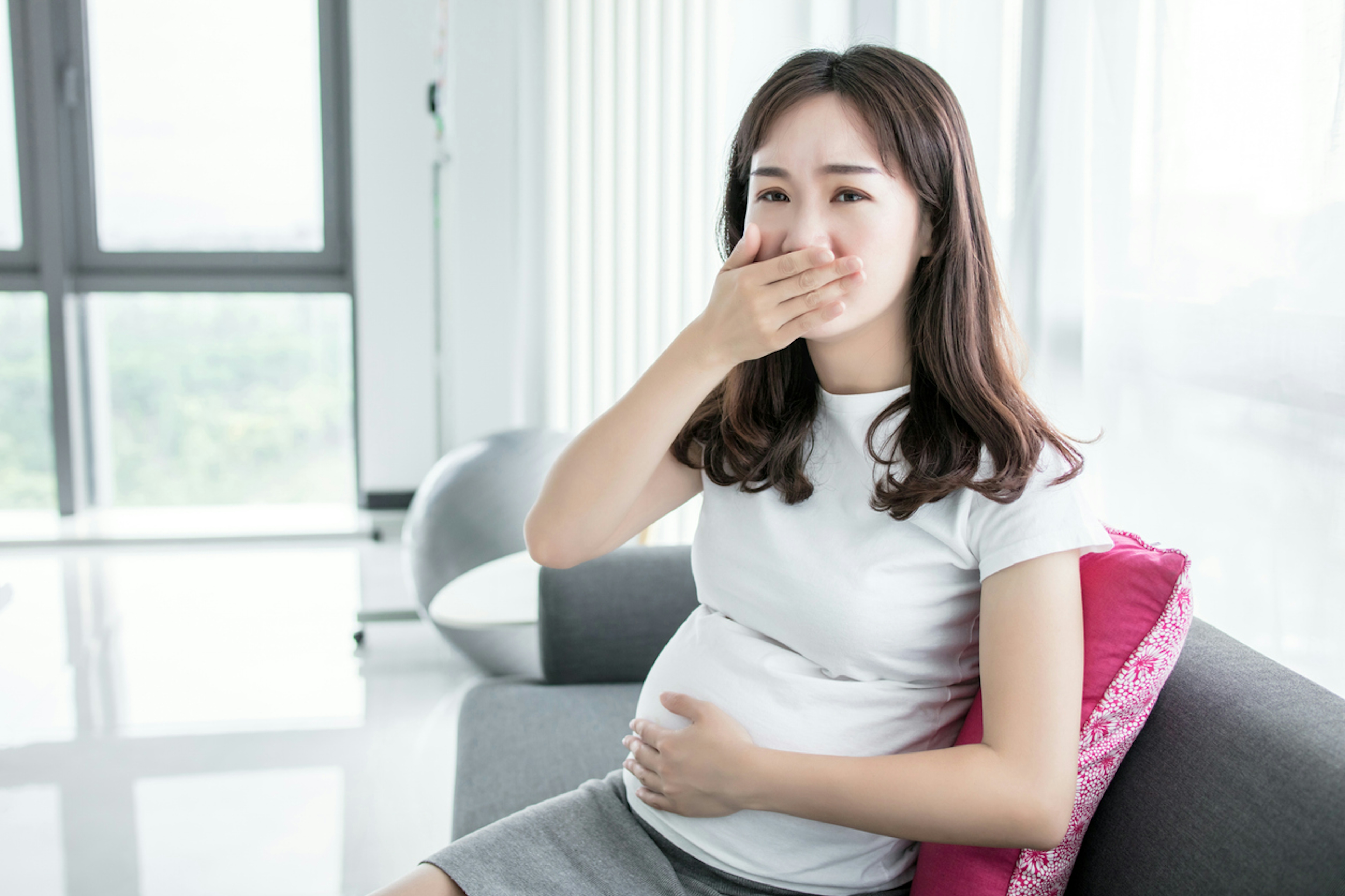 【医師監修】臨月に吐き気を感じるのはなぜ？主な原因や対処法を解説