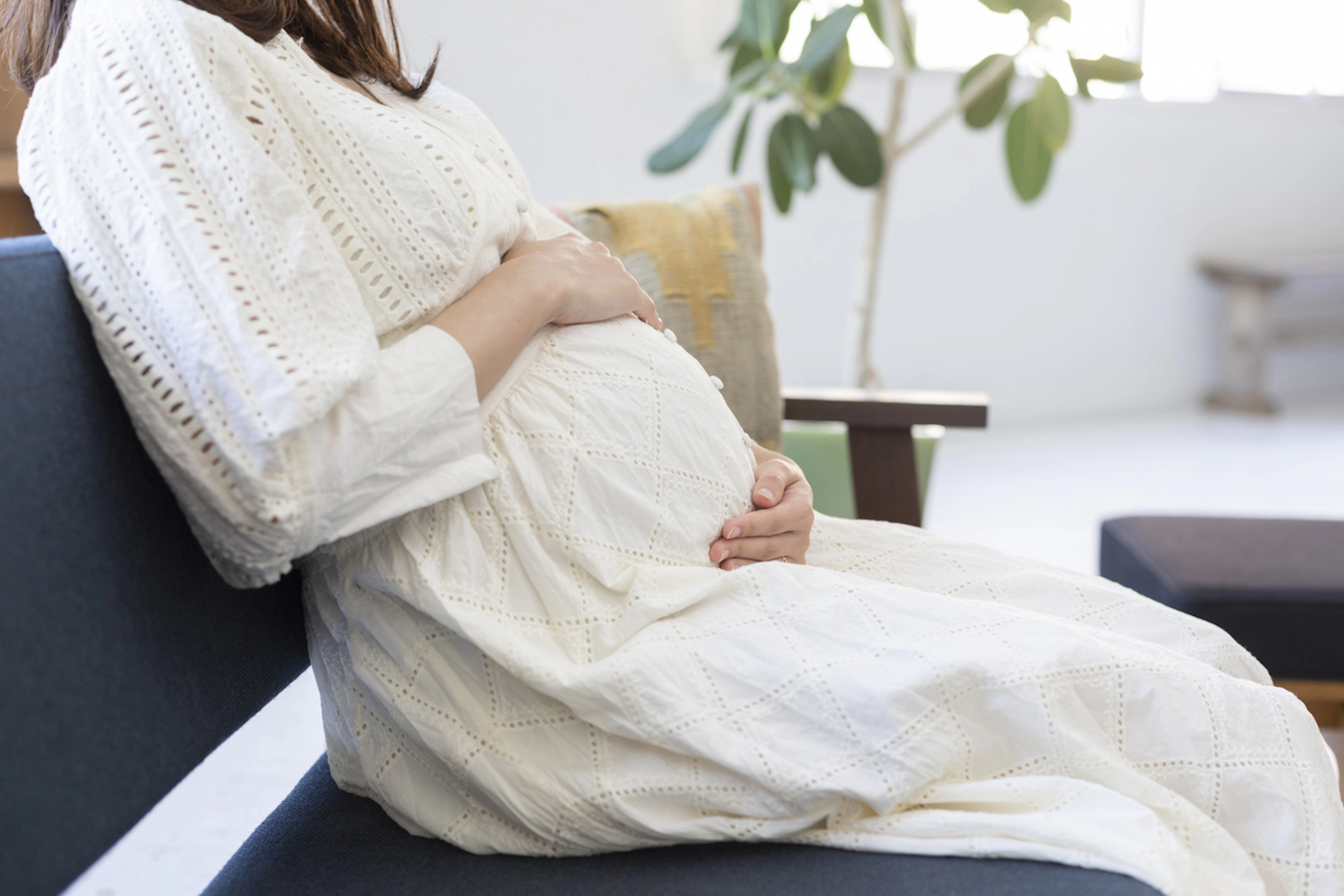 妊娠中期の腹痛はどうしたら良い？痛みの原因と対処法、受診の目安も解説