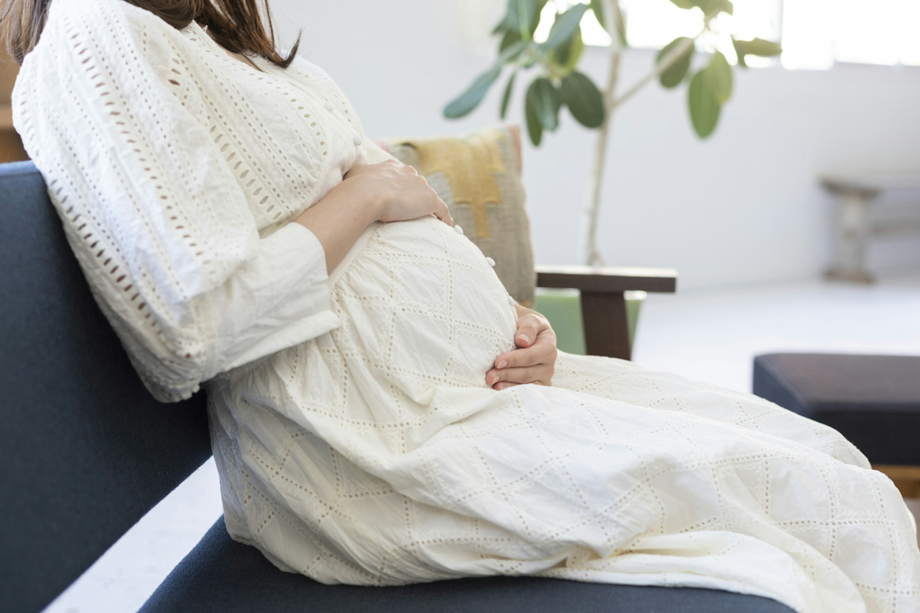 妊娠中期の腹痛はどうしたら良い?痛みの原因と対処法、受診の目安も解説