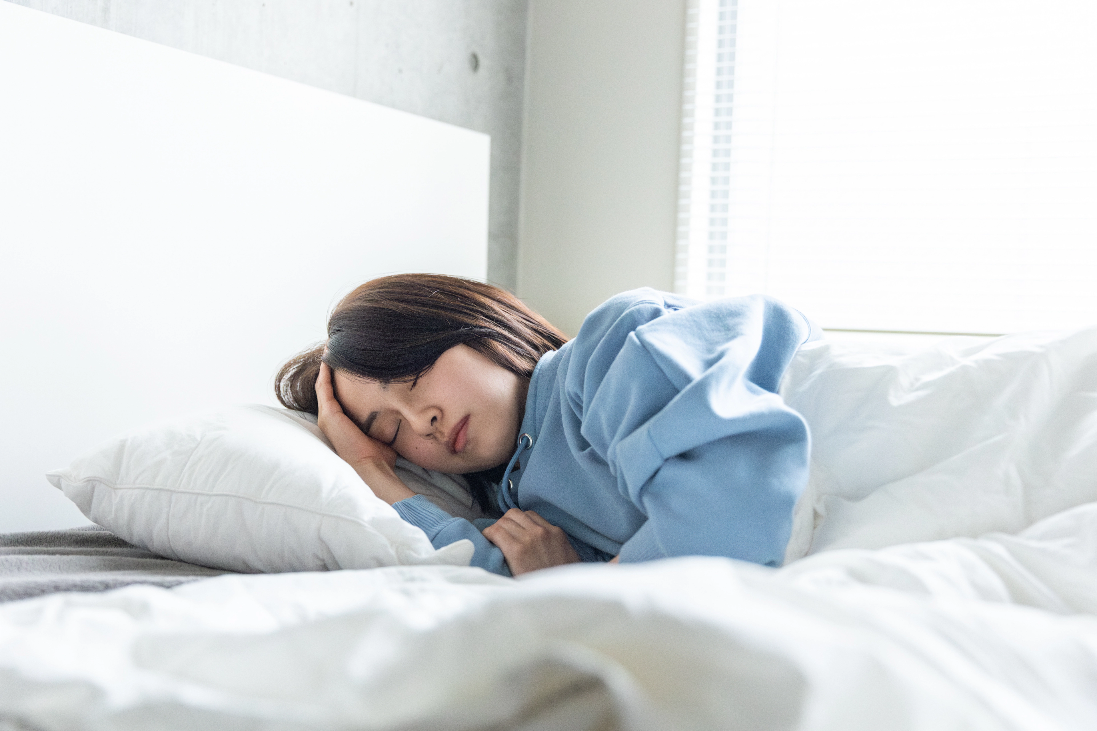 PMSは生理の２週間前から始まる?辛い症状を緩和させる方法を解説