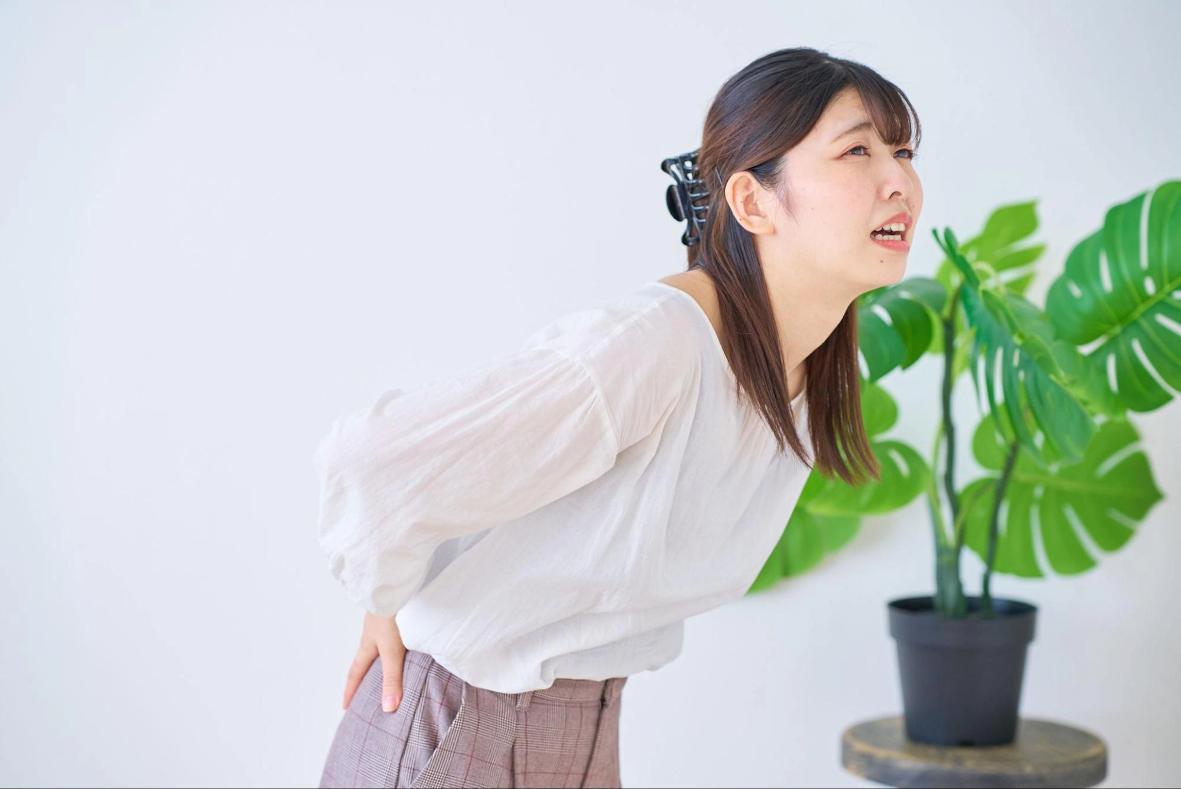 生理中に腰が痛い…!原因と今すぐできるセルフケア&対処法