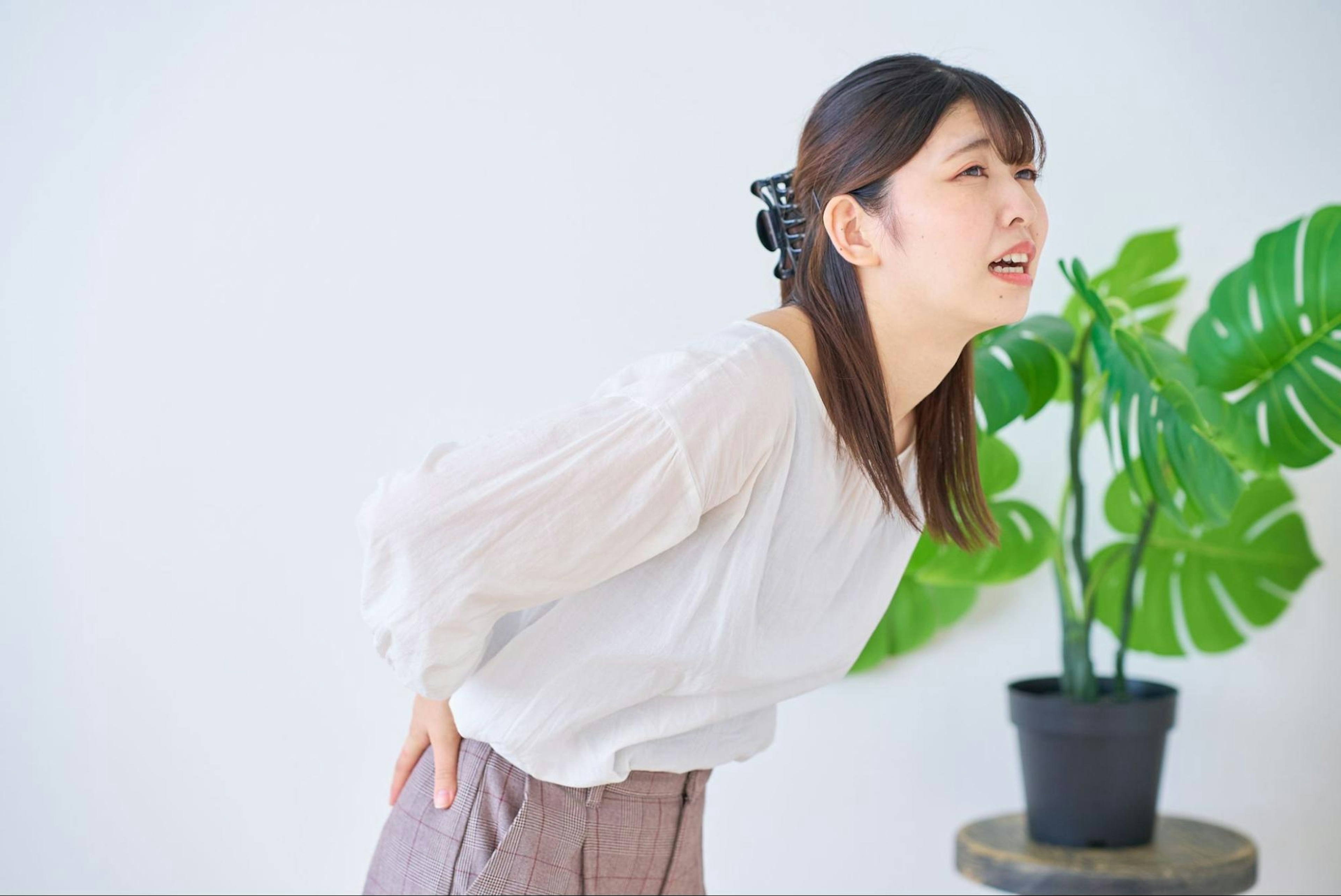 生理中に腰が痛い…！原因と今すぐできるセルフケア＆対処法