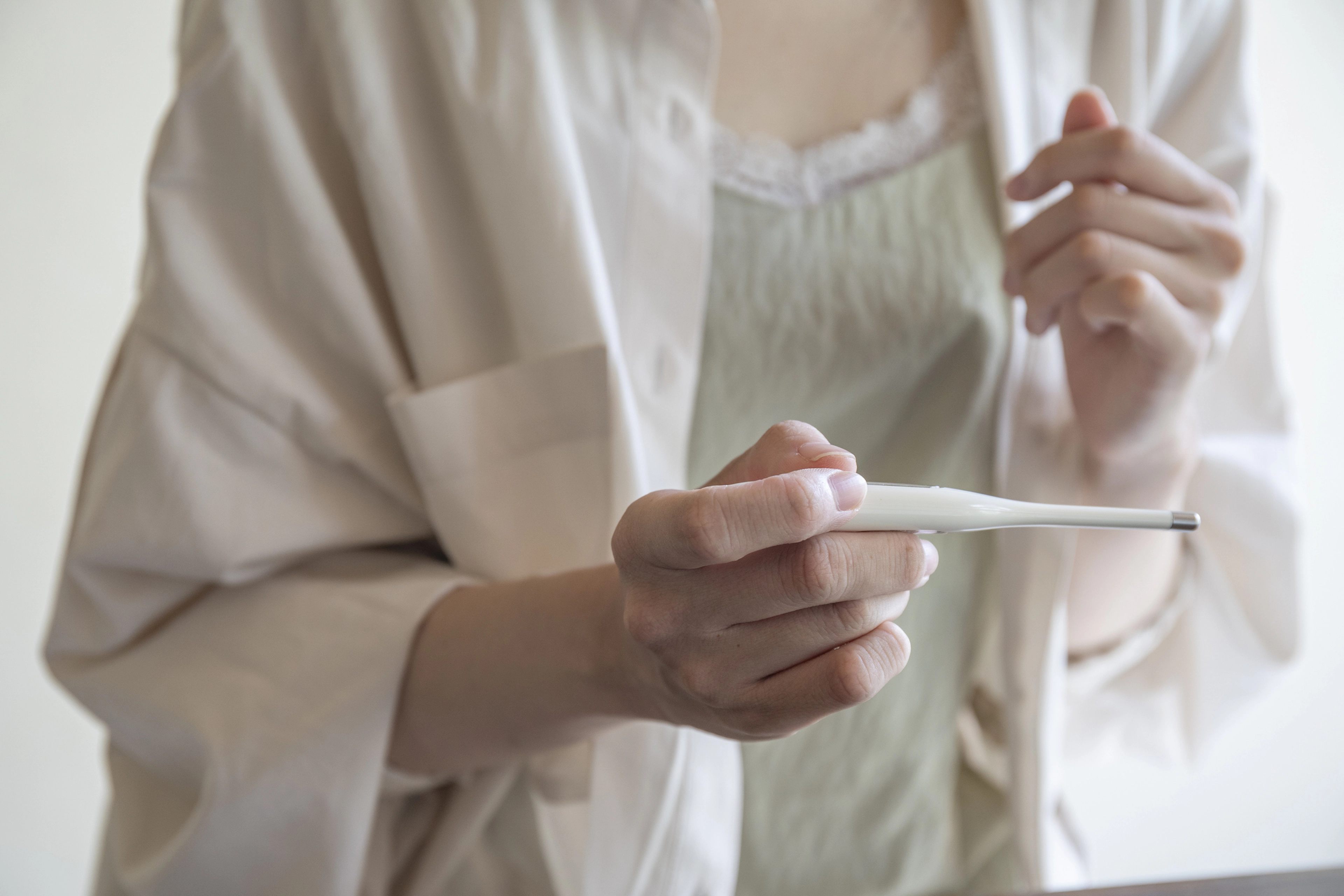 生理時の体温は上がる？下がる？基礎体温との関係や正しい測り方
